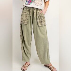 Easel NWOT Ethnic Print Barrel Pants in Olive Size Small